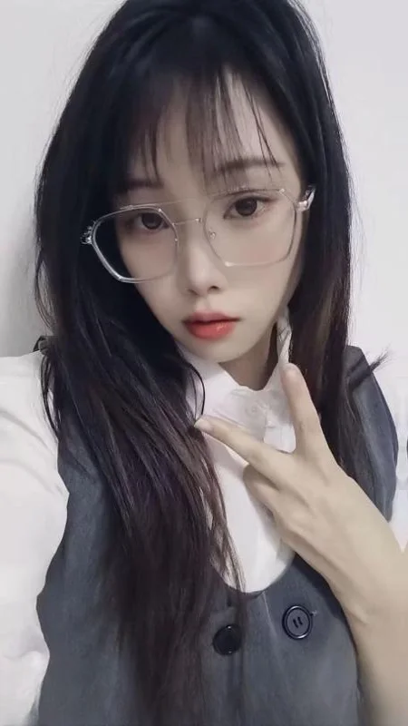 眼镜妹萌萌 图 2