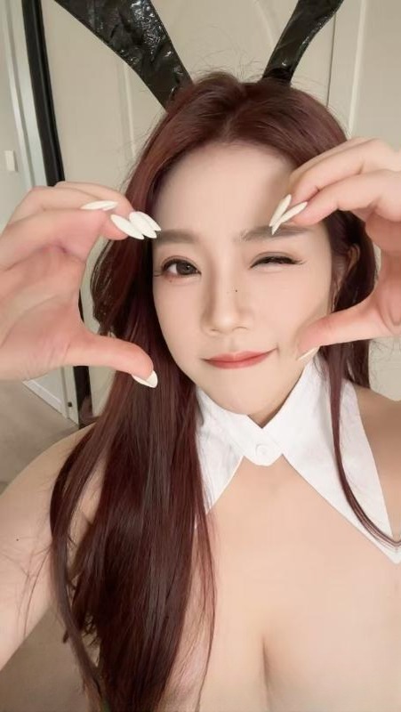 制服诱惑大白兔 图 3