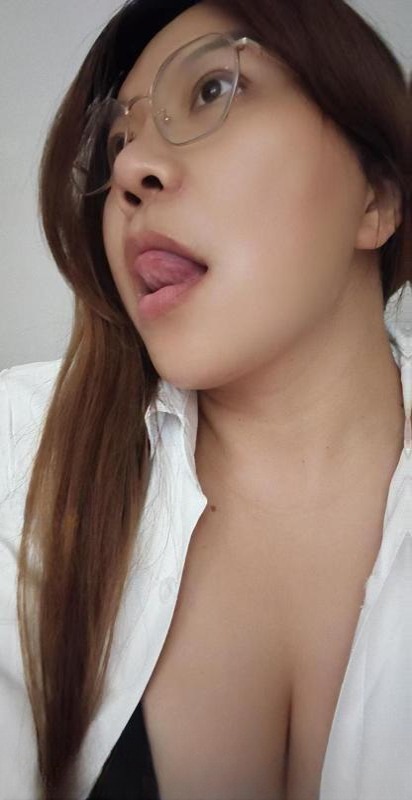 眼镜大波女