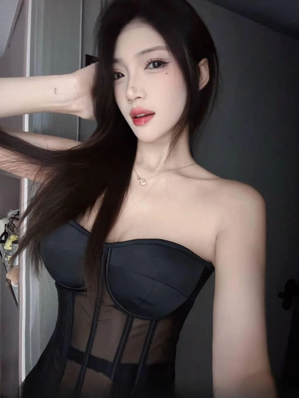 迷情投入粉嫩桃穴