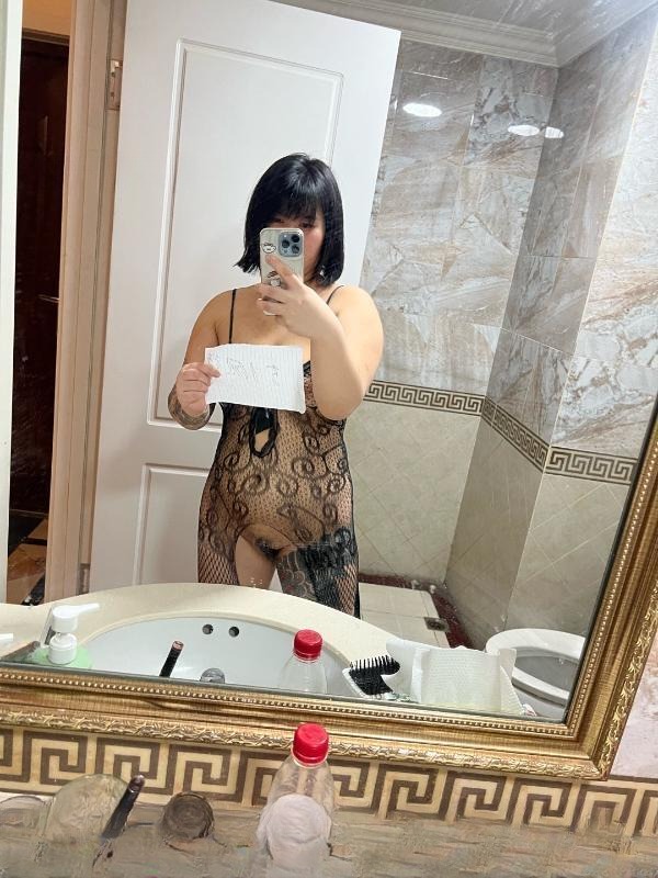 短发制服小妹 图 2