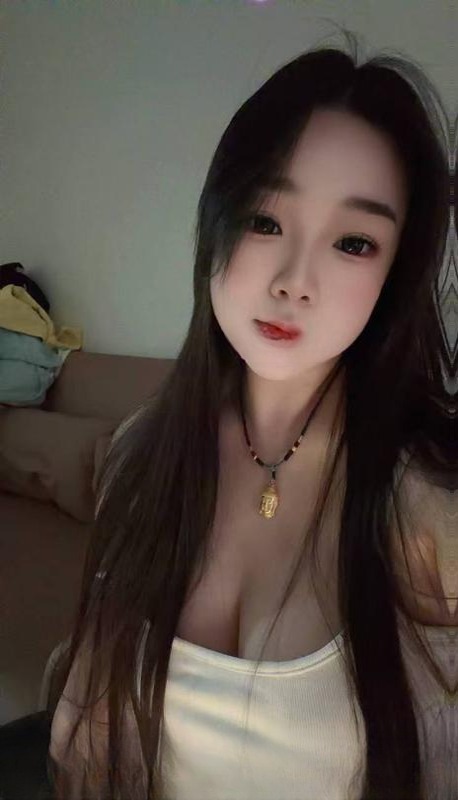 嫩妹逼紧翘臀汁水多