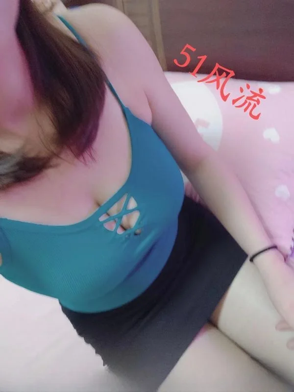 电视塔性感巨乳少妇