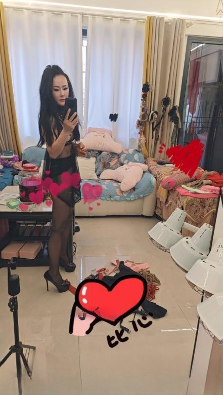 制服诱惑小骚妇 图 4