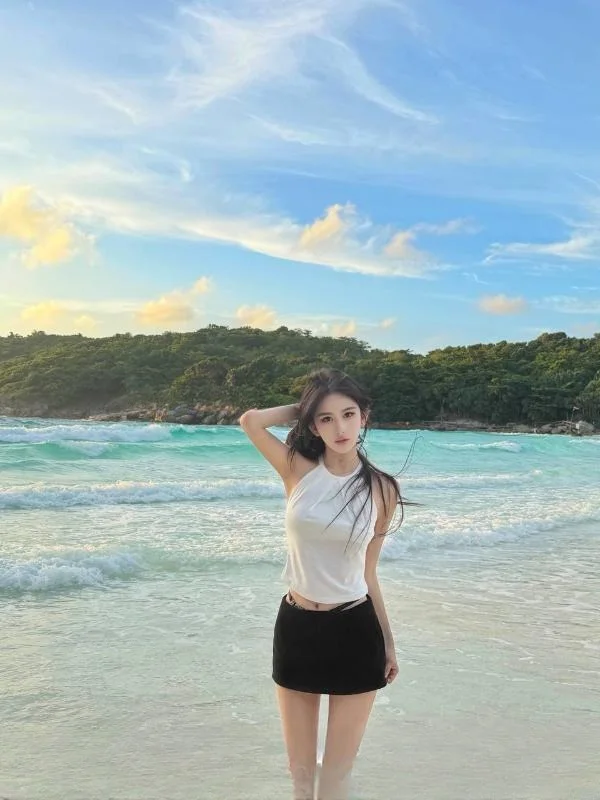 白嫩酥胸颜值御姐cc 图 2