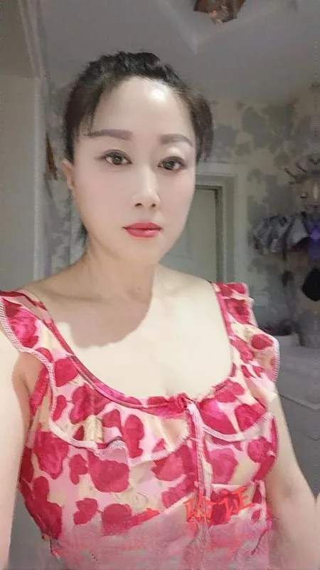 电视塔性感巨乳少妇 图 2