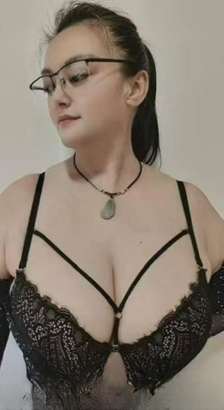 大胸大屁股骚熟女 图 2