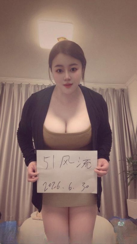风情D奶美妇 图 3