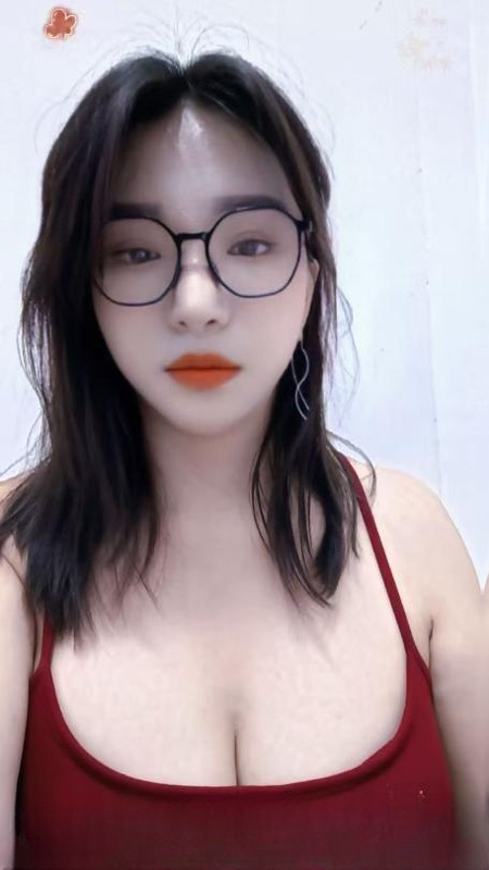 上城眼镜少妇小画
