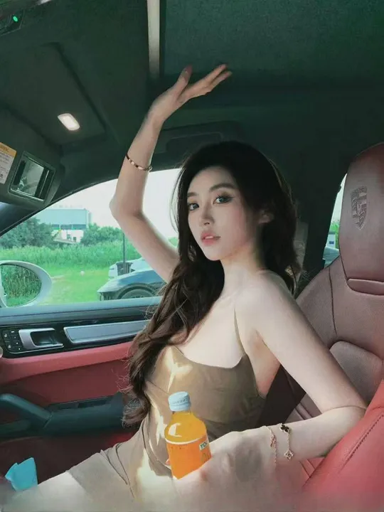 肤白貌美大奶御姐
