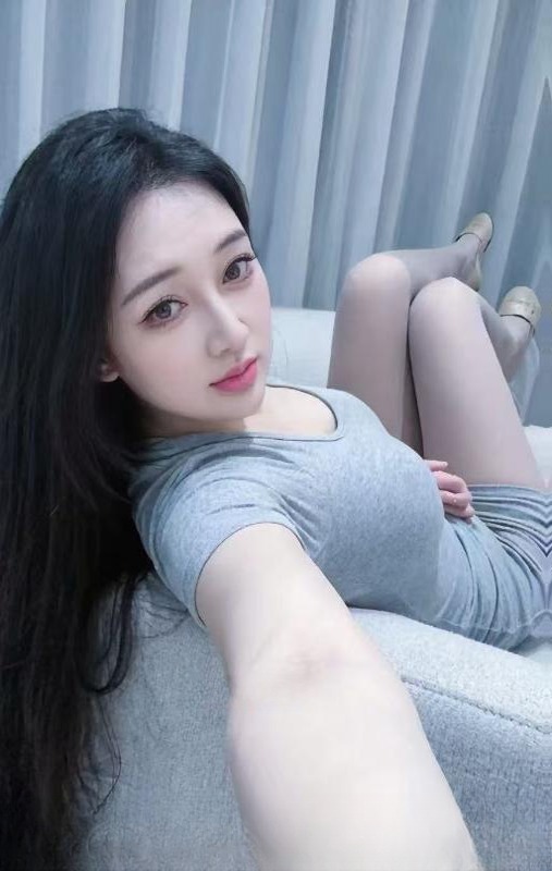 白嫩女友感月亮