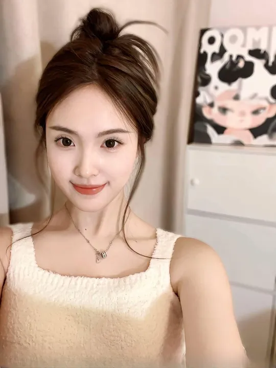 丰满翘臀巨乳骚妹