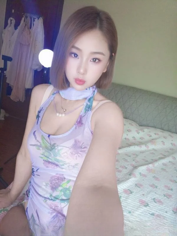 短发大长腿乐莹