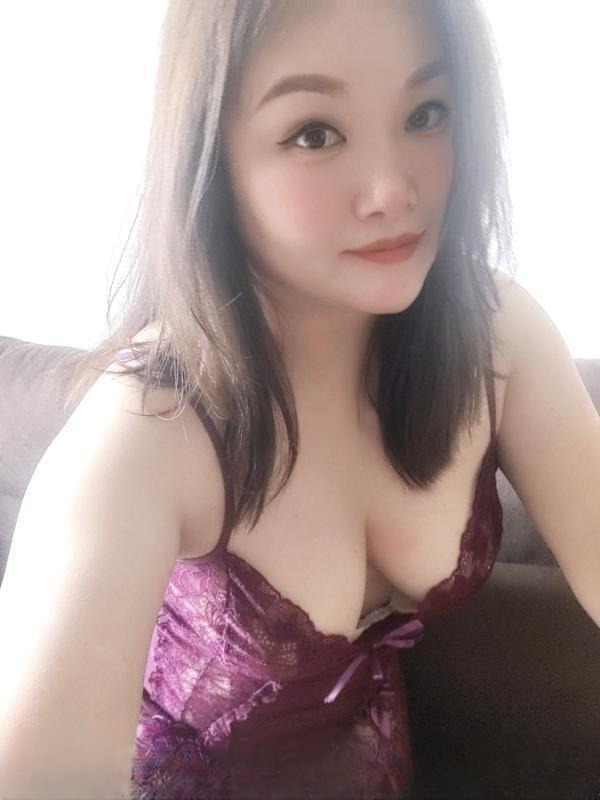 紫色丰满大胸少妇