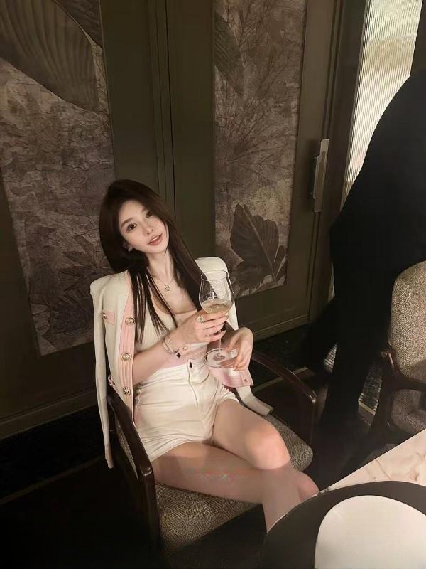 大胸长腿网红款妹妹 图 2