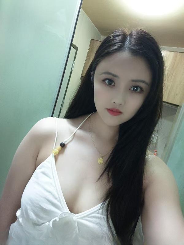 大胸诱人李一桐