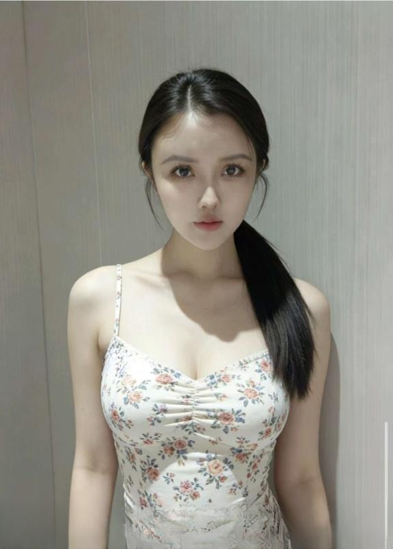 大胸诱人李一桐 图 2