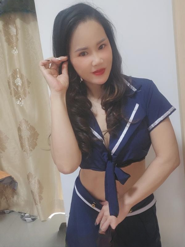 白云梅花园长腿御姐 图 2