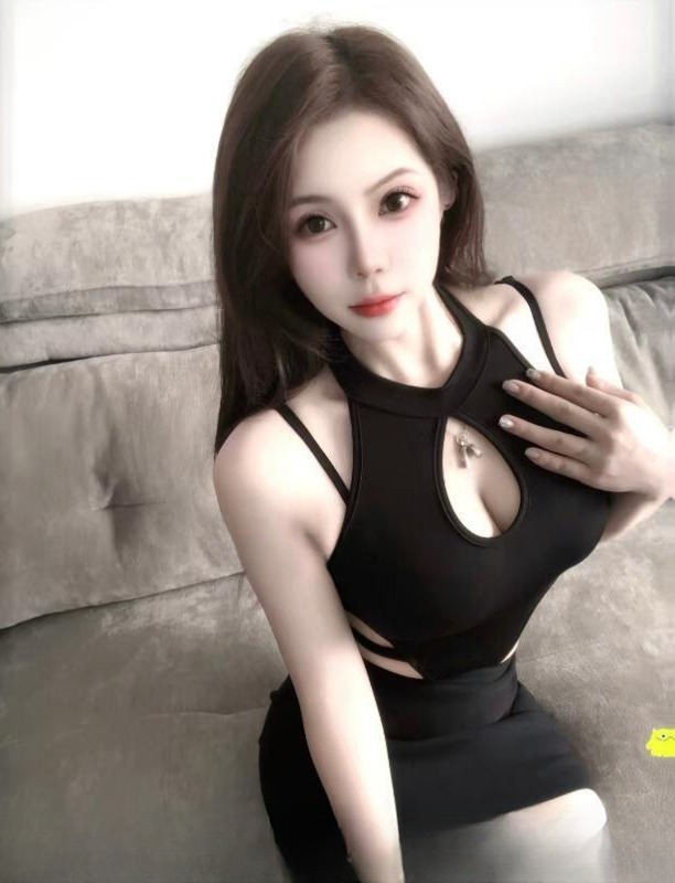制服大胸小美女 图 4