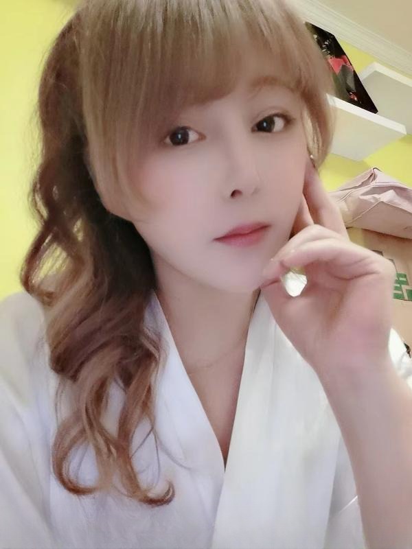 爱笑御姐萌萌