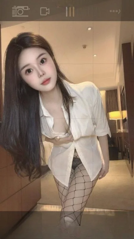 娇小玲珑肤白大胸妹子 图 2