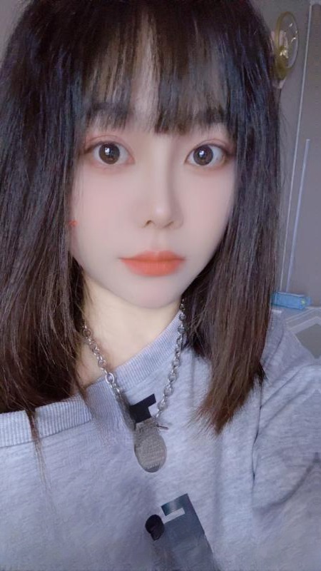短发活泼娃娃脸
