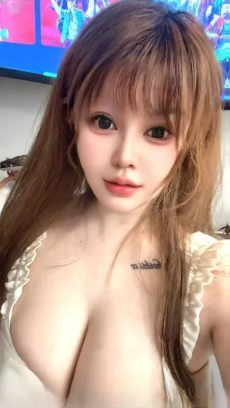 大奶潮喷老师画画