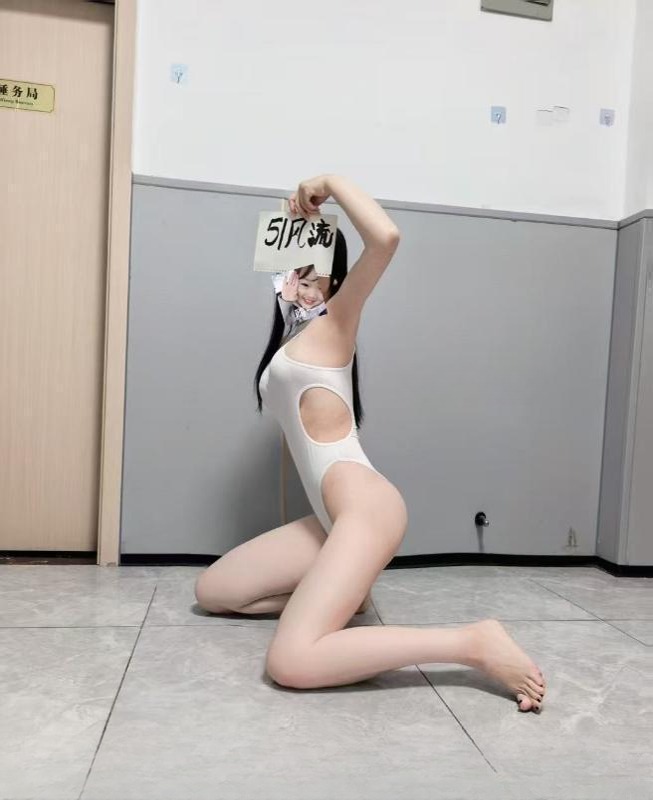 AV水床性感嫩妹 图 3