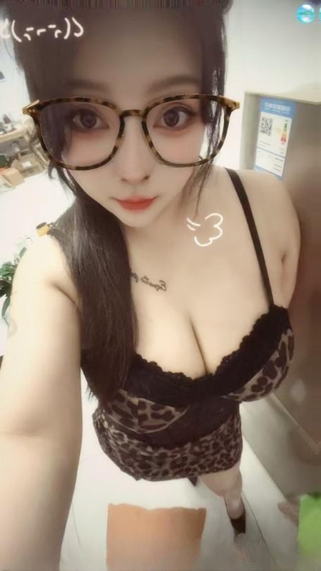 性感豹纹嫩妹