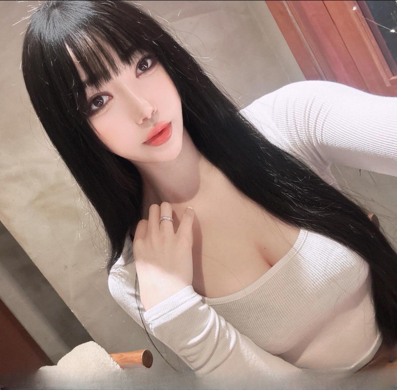 高挑长发苗条美女