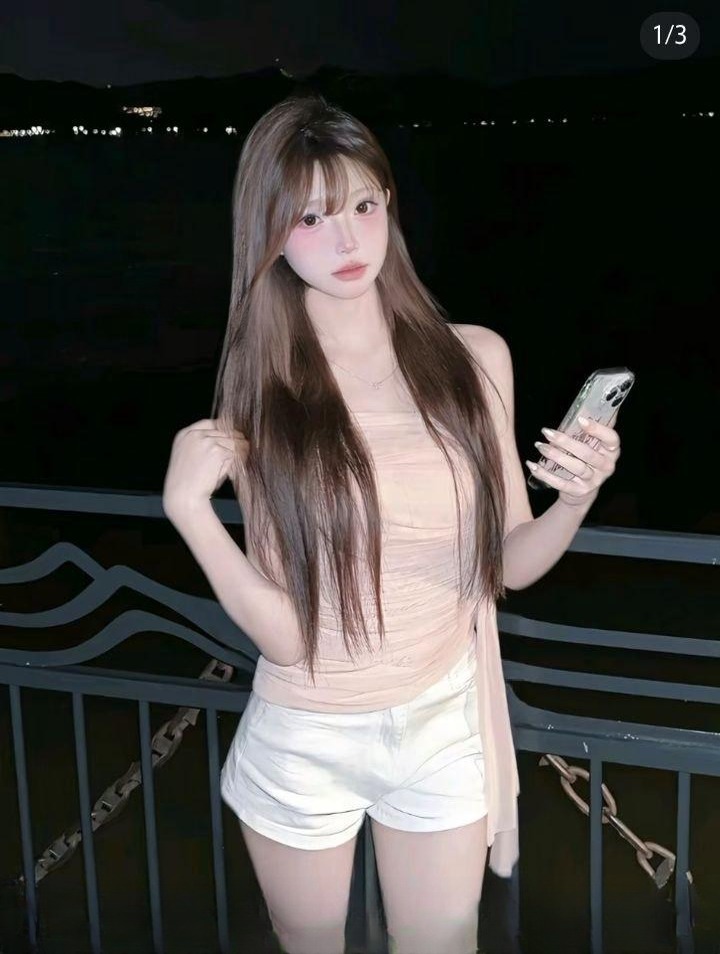 白皙水嫩前台欲女 图 2