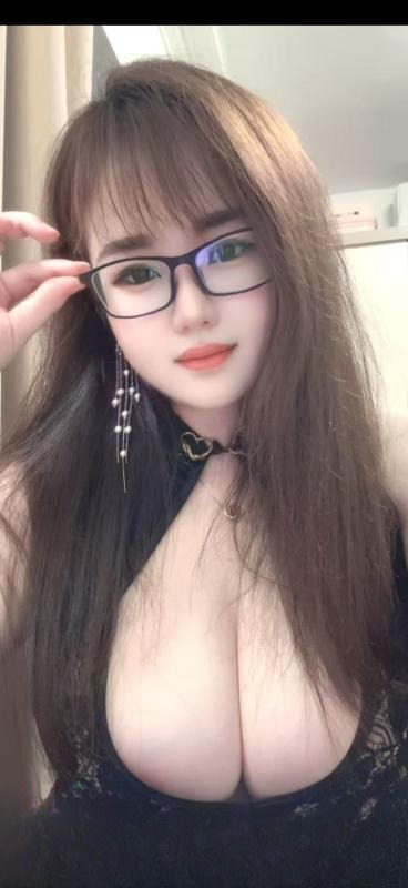 大胸眼镜御姐