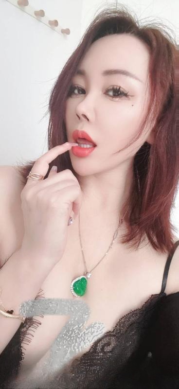 午休偷情翘臀骚穴 图 2