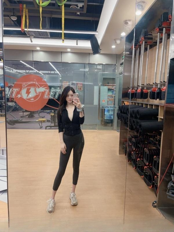 性感迷人颜值御姐老师 图 3