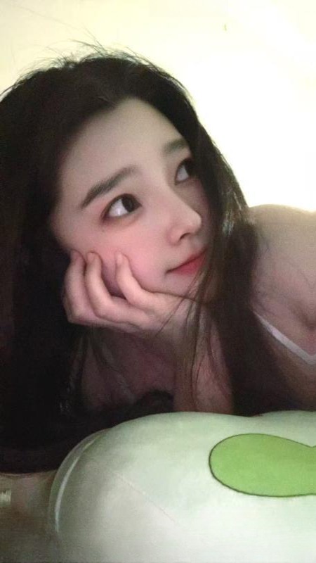 冷白皮大胸长腿美女 图 2