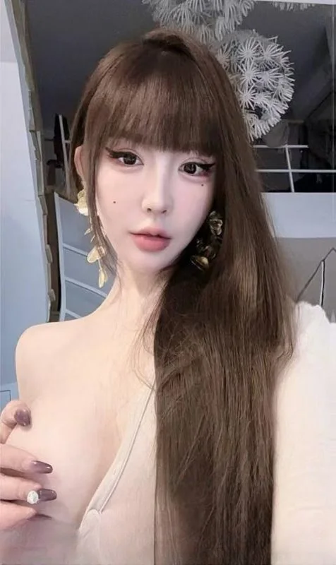 网红脸大奶制服御姐 图 2
