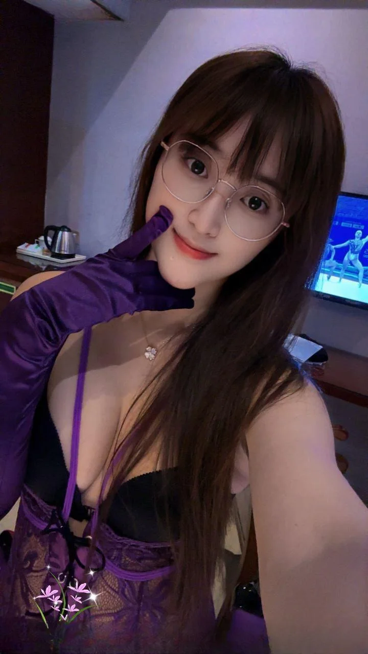 三点超粉眼镜妹 图 3
