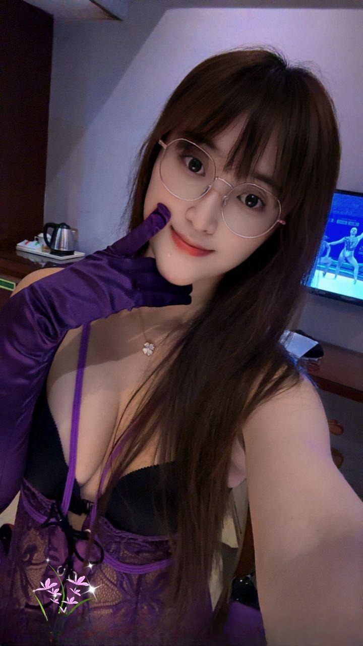 三点超粉眼镜妹 图 3