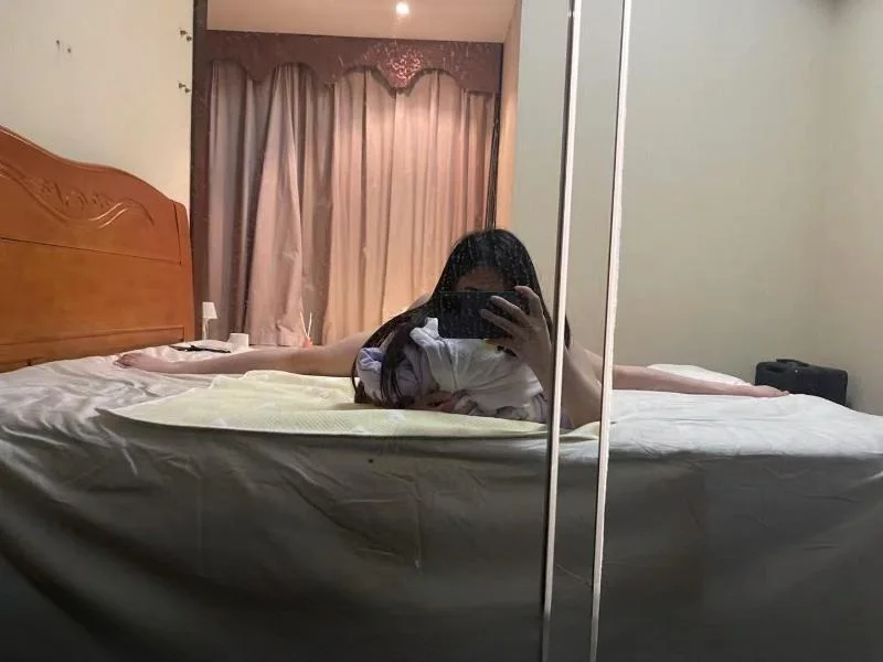 潮喷一字马少妇