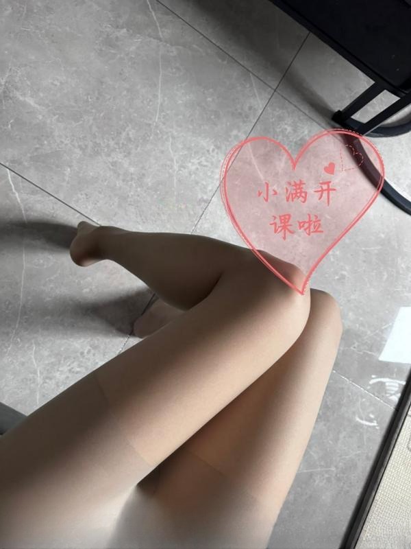 黑丝袜大长腿小满 图 3