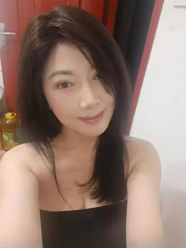 昆明巨乳白嫩御姐