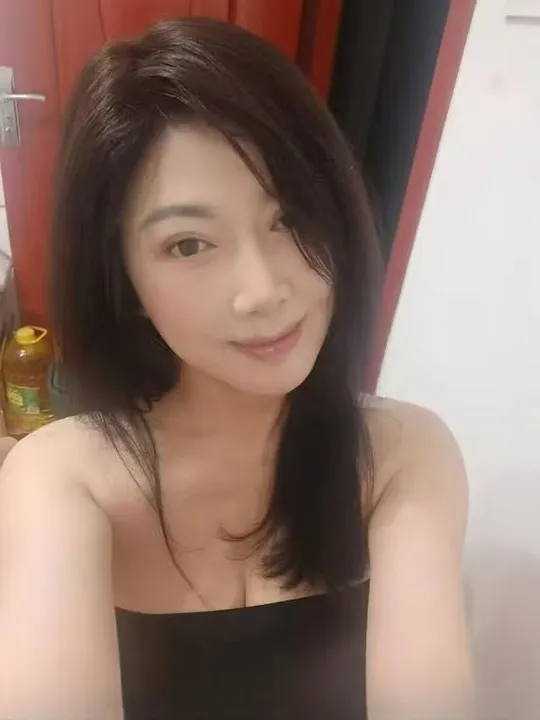 昆明巨乳白嫩御姐