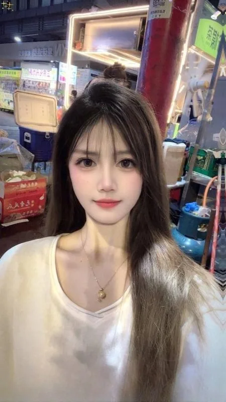 皮肤白嫩邻家女友老师 图 3