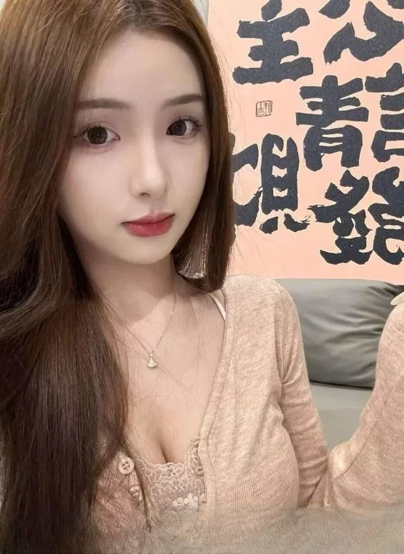 性感大奶颜值女友 图 2