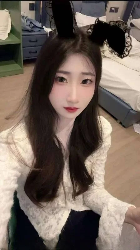 小骚逼三点粉馨馨 图 2