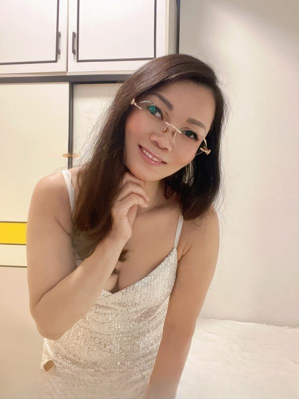 白云眼镜熟女