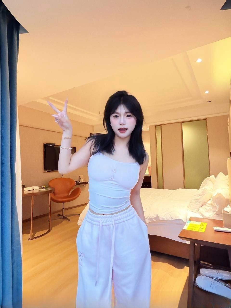 清纯嫩妹逼粉水多 图 2