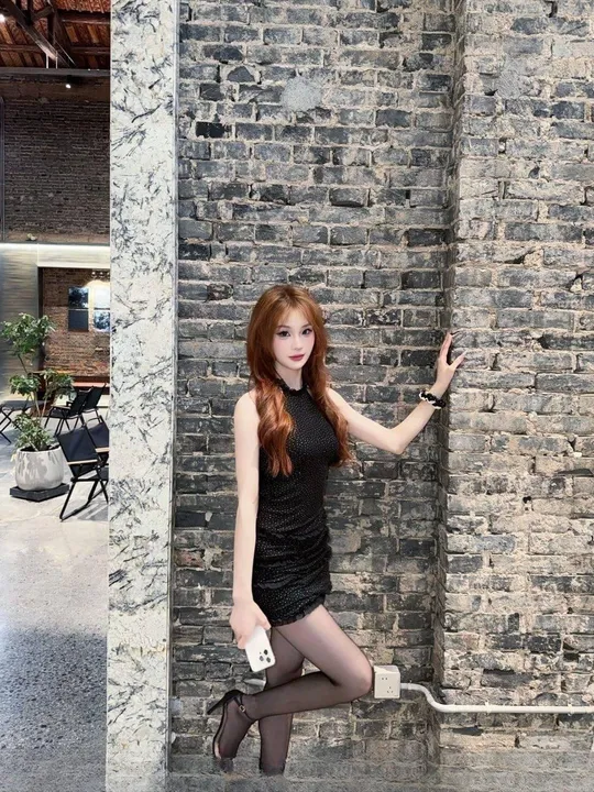 高颜值黑丝尤物