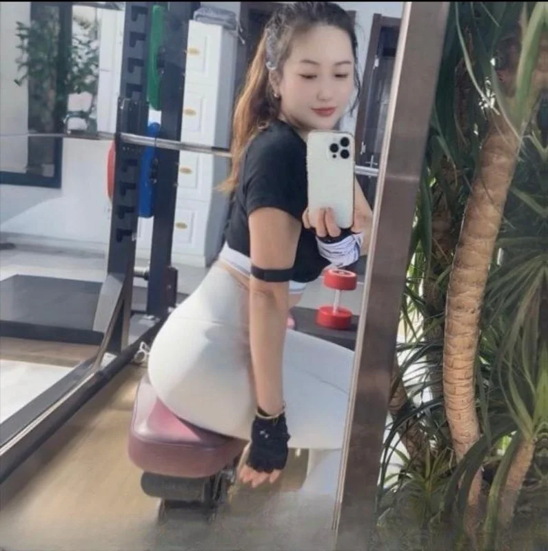 前凸后翘健身骚妇