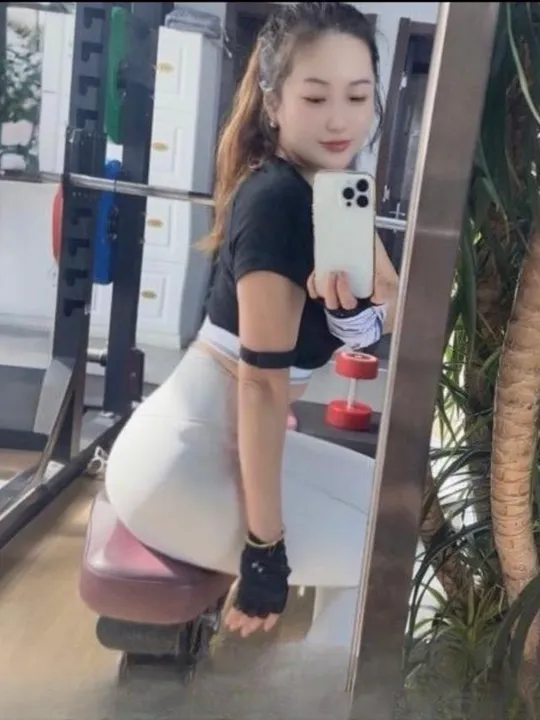 前凸后翘健身骚妇